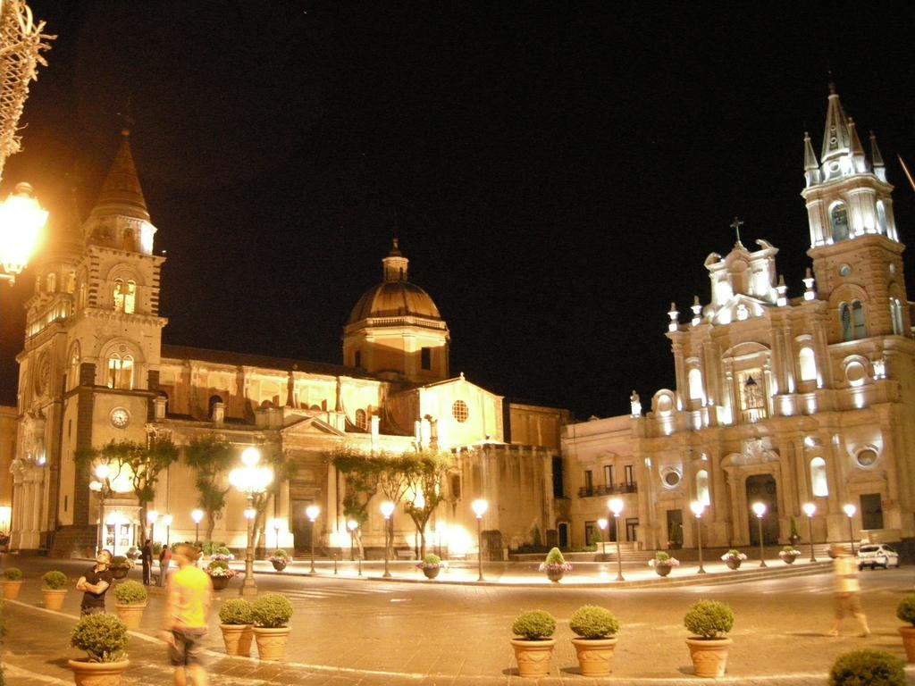Suites In Sicily อาชิเรอาเล ภายนอก รูปภาพ