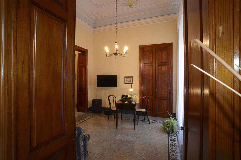Suites In Sicily อาชิเรอาเล ภายนอก รูปภาพ